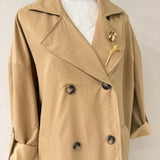Trench Coat beige con spille gioiello rimovibili