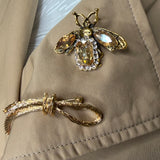 Trench Coat beige con spille gioiello rimovibili