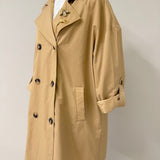 Trench Coat beige con spille gioiello rimovibili