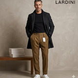 Pantaloni classici Lardini di colore marrone per uomo, realizzati al 100% in pura lana vergine.